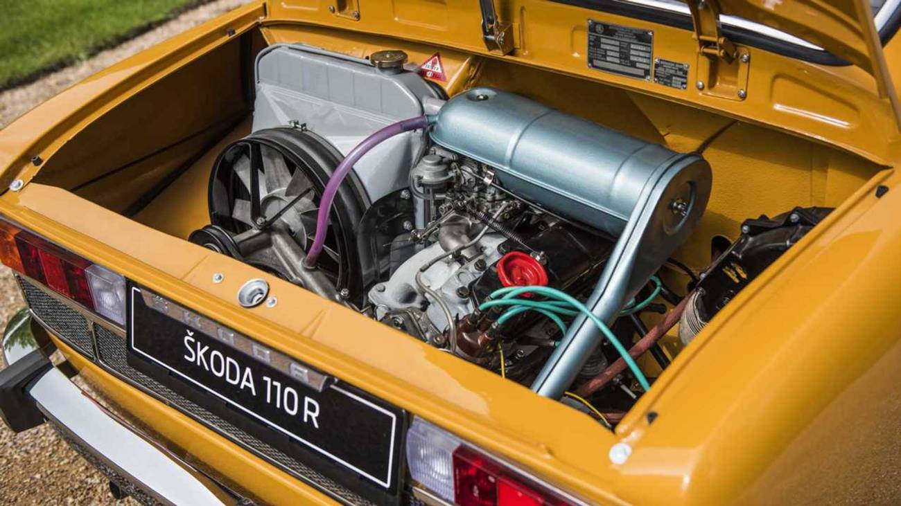 skoda-110-r-ein-vierzylinder-mit-1-1-liter-hubraum-und-einer-leistung-von-38-kw-52-ps-beschleunigt-den-880-kilogramm-leichten-skoda-110-r-auf-bis-zu-145-km-h-ein-grossteil-der-57-085-produzierten-einhei
