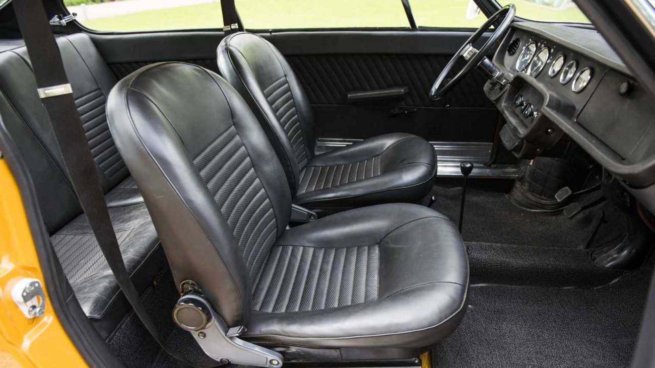 skoda-110-r-zur-umfangreichen-basisausstattung-des-110-r-gehorten-unter-anderem-anatomisch-geformte-vordersitze-wurden-die-lehnen-vorgeklappt-erreichte-man-die-deutlich-zwei-platze-im-fond