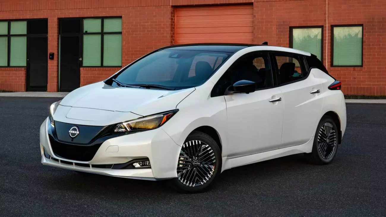 2025-nissan-leaf