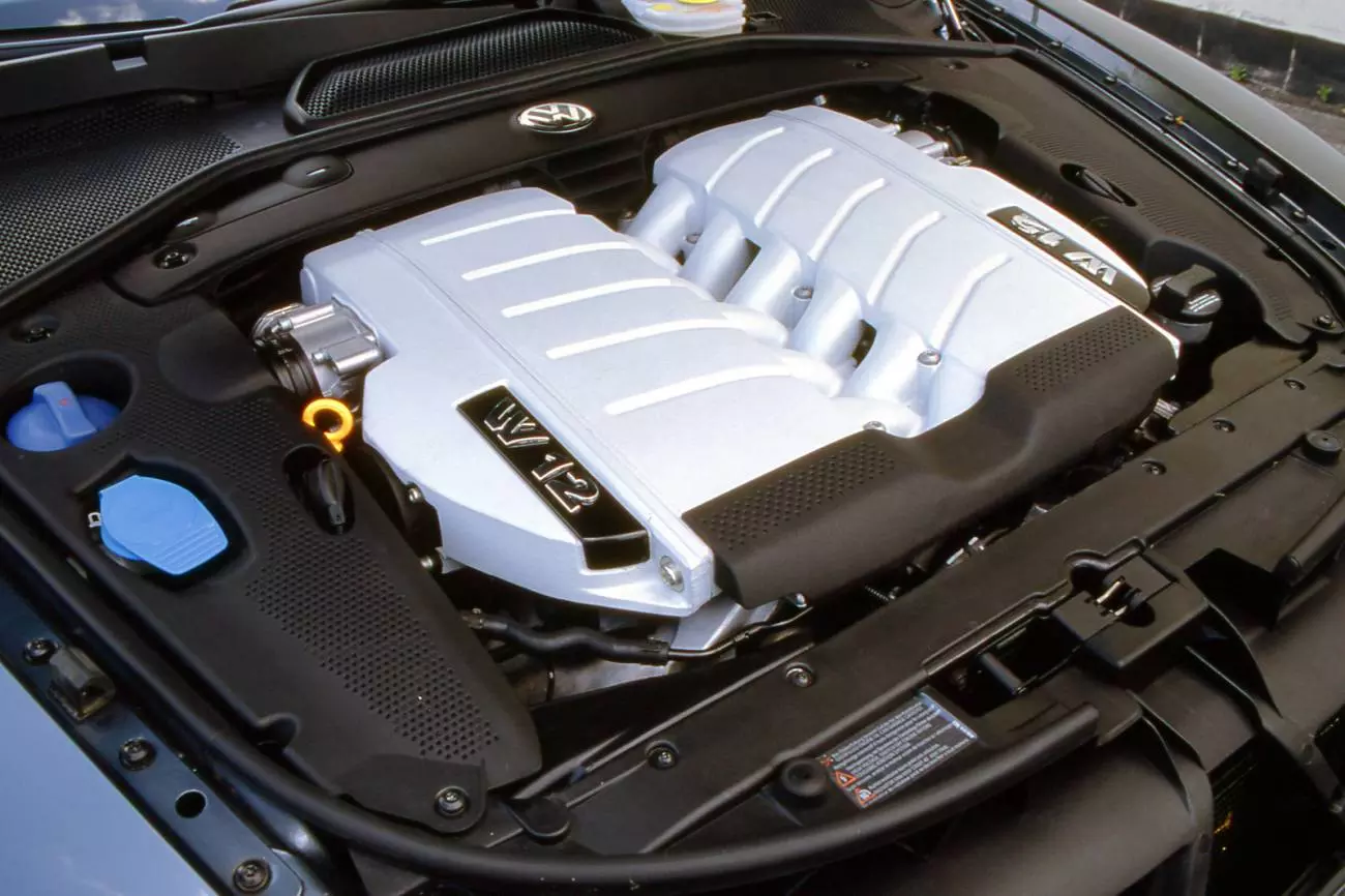 4-volkswagen-phaeton-w12-2003-engine-detail