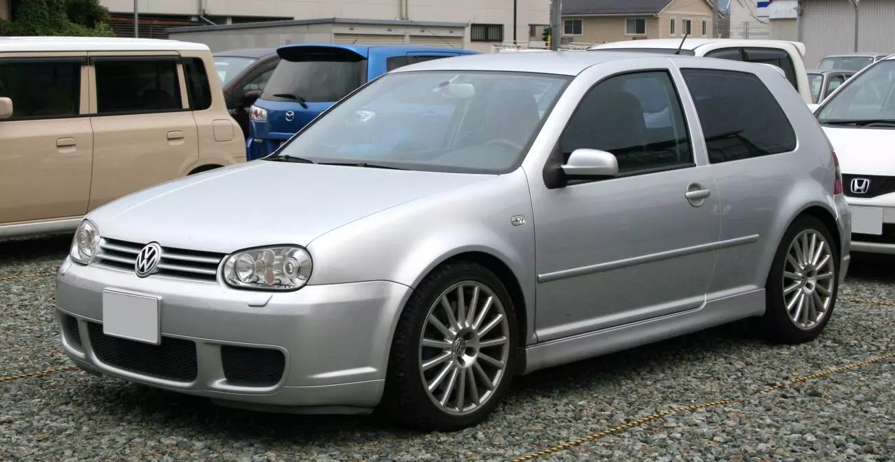 Volkswagen_Golf_IV_R32