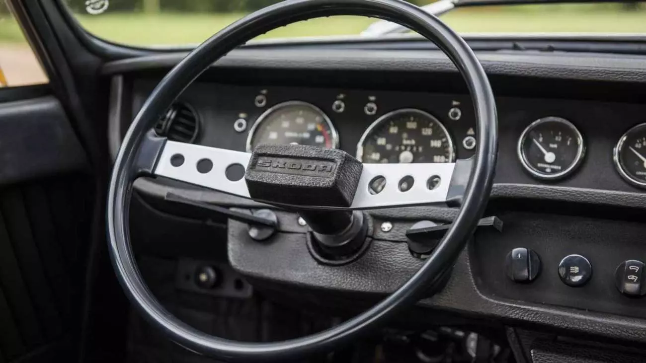 skoda-110-r-den-sportlichen-charakter-des-skoda-110-r-betont-im-interieur-das-zweispeichenlenkrad-mit-weichem-prallelement-sowie-die-funf-rundinstrumente-zylinder-und-kurbelgehause-bestanden-aus-alumini