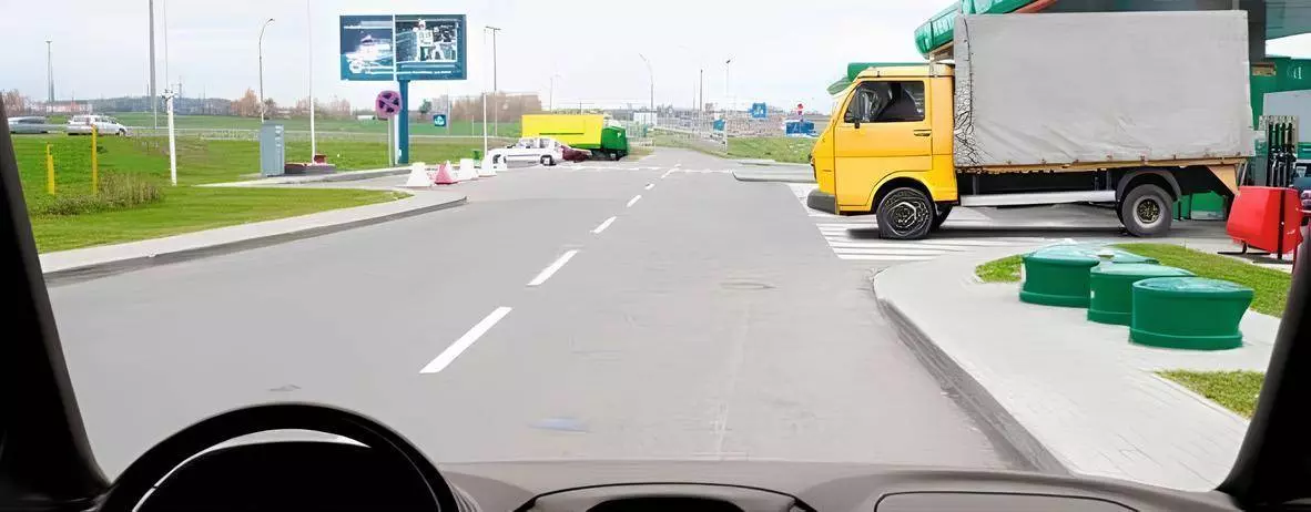 - Ви не повинні поступатися дорогою вантажному автомобілю, оскільки він виїжджає на дорогу з прилеглої території.